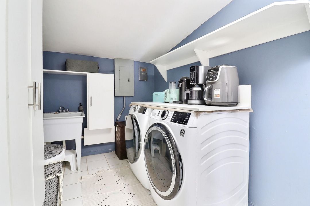 合同活跃: $649,999 (4 贝兹, 3 浴室, 2433 平方英尺)