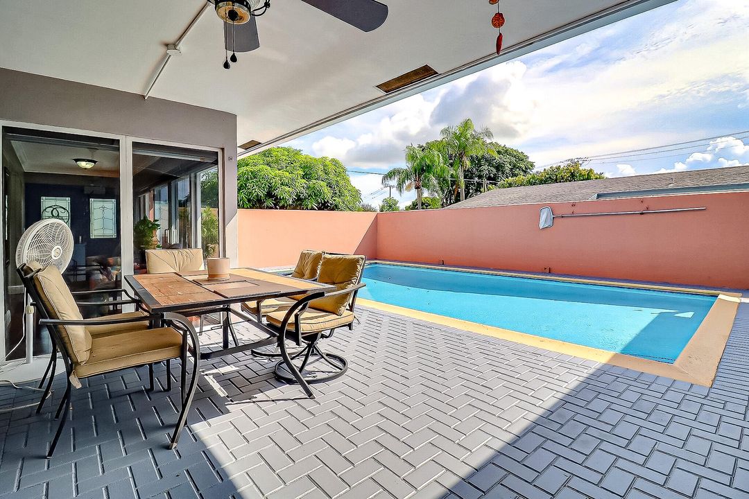 合同活跃: $649,999 (4 贝兹, 3 浴室, 2433 平方英尺)