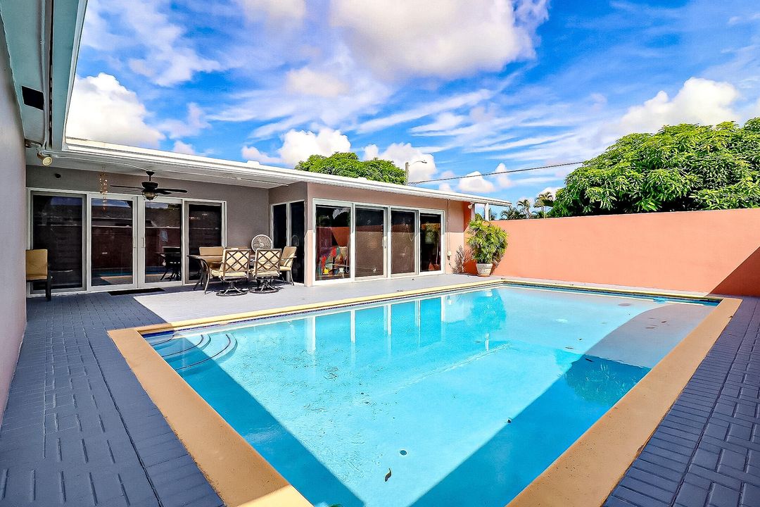 合同活跃: $649,999 (4 贝兹, 3 浴室, 2433 平方英尺)