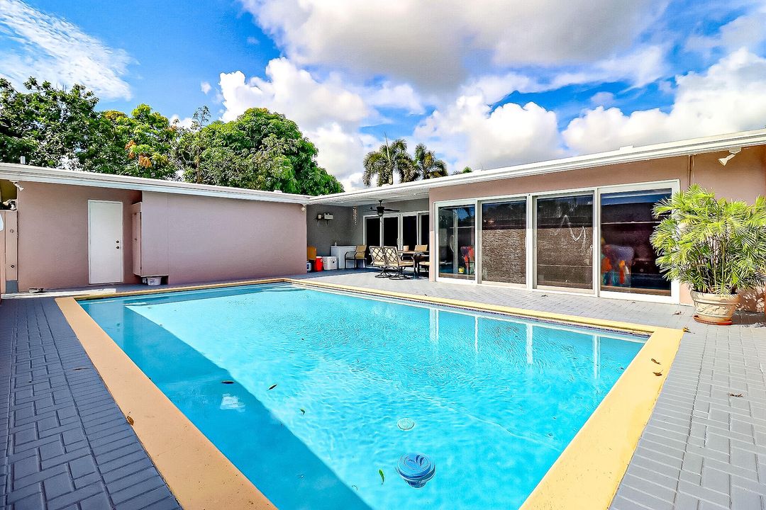 合同活跃: $649,999 (4 贝兹, 3 浴室, 2433 平方英尺)