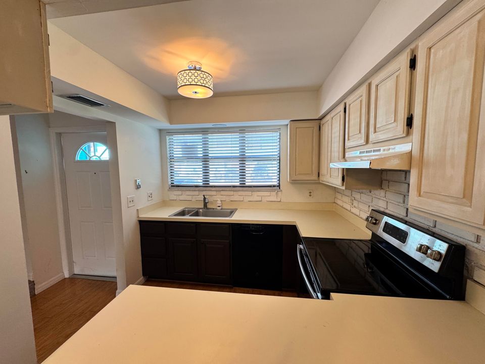 待售: $199,900 (2 贝兹, 2 浴室, 1167 平方英尺)