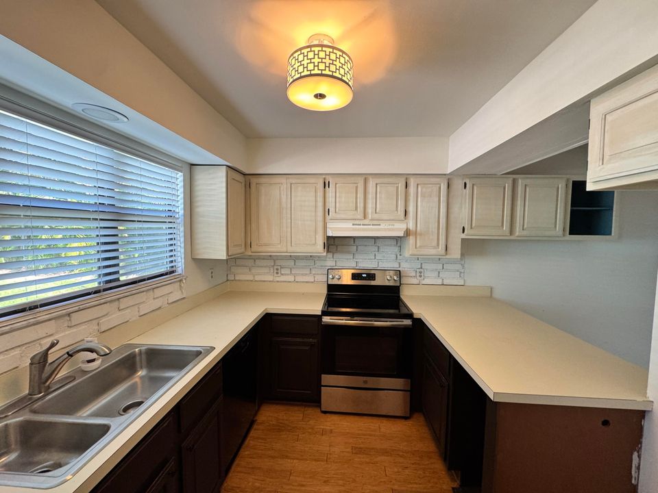 待售: $199,900 (2 贝兹, 2 浴室, 1167 平方英尺)