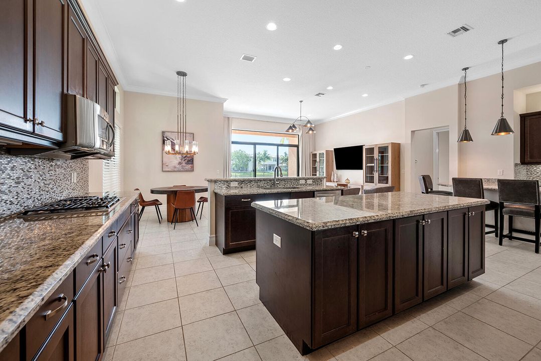 Под контрактом: $1,530,000 (4 спален, 3 ванн, 3249 Квадратных фут)