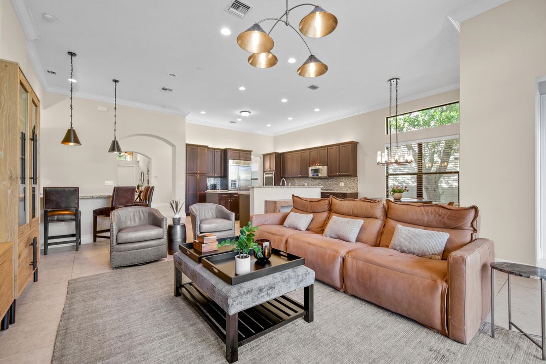 Под контрактом: $1,530,000 (4 спален, 3 ванн, 3249 Квадратных фут)