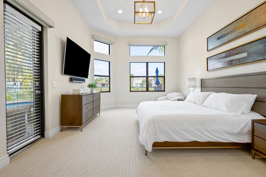 Под контрактом: $1,530,000 (4 спален, 3 ванн, 3249 Квадратных фут)