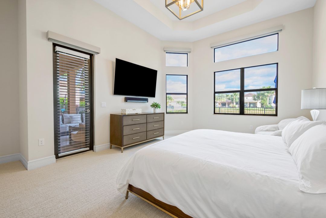 Под контрактом: $1,530,000 (4 спален, 3 ванн, 3249 Квадратных фут)