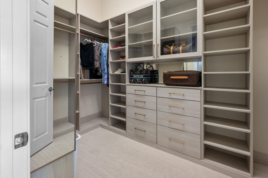 Под контрактом: $1,530,000 (4 спален, 3 ванн, 3249 Квадратных фут)