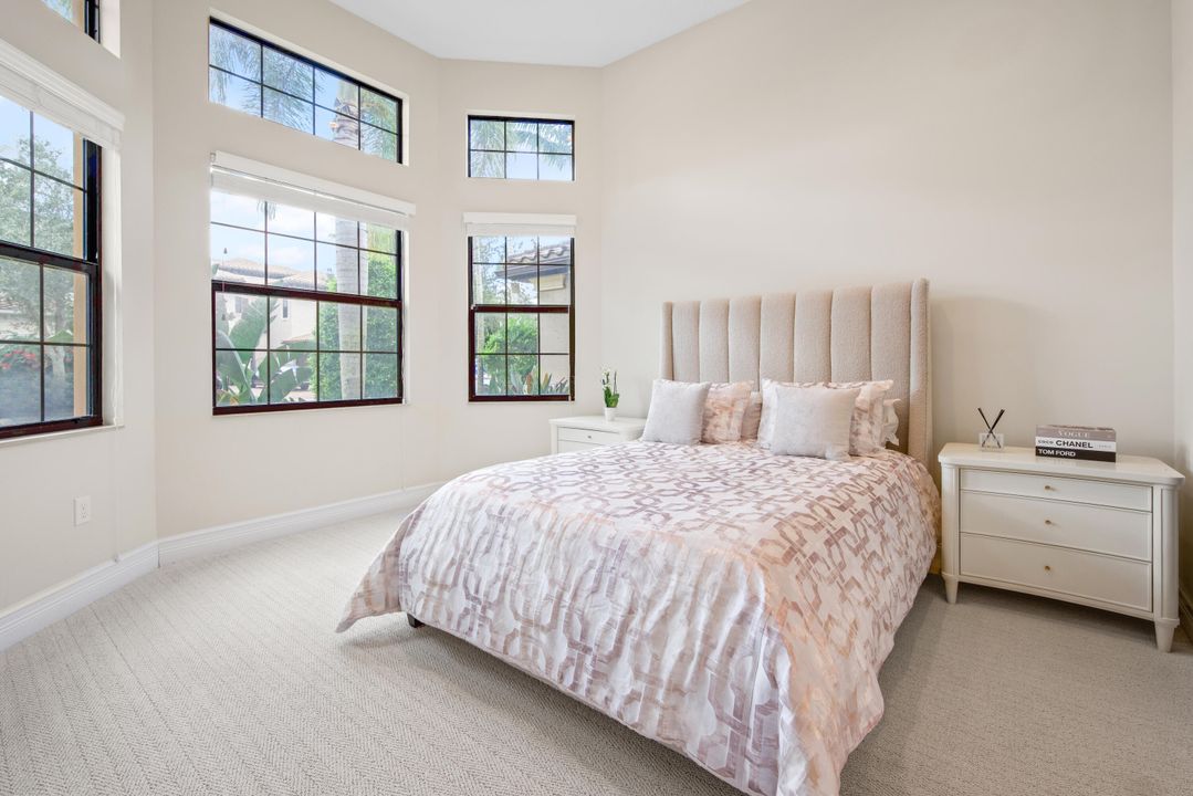 Под контрактом: $1,530,000 (4 спален, 3 ванн, 3249 Квадратных фут)