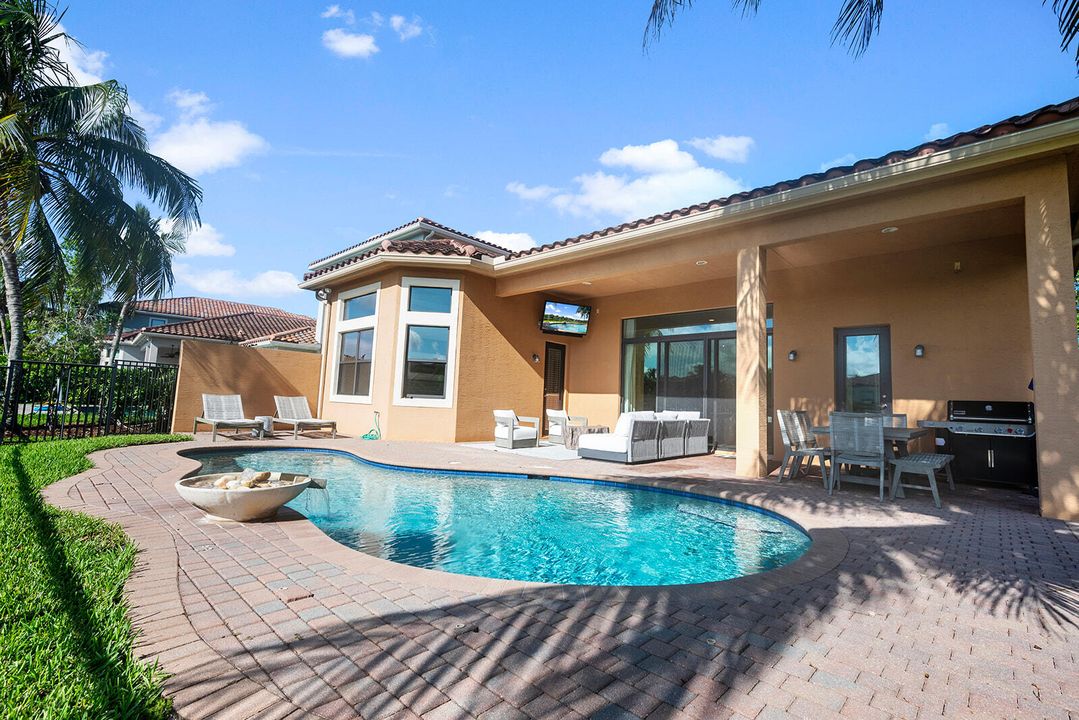 Под контрактом: $1,530,000 (4 спален, 3 ванн, 3249 Квадратных фут)