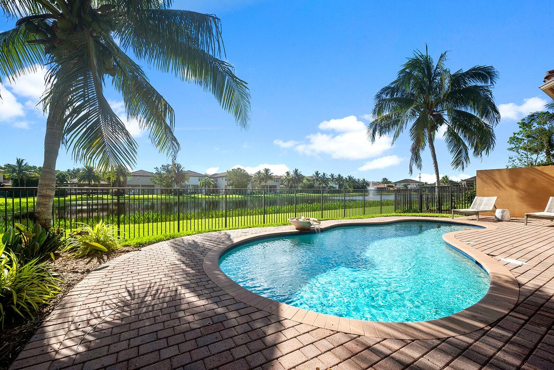 Под контрактом: $1,530,000 (4 спален, 3 ванн, 3249 Квадратных фут)