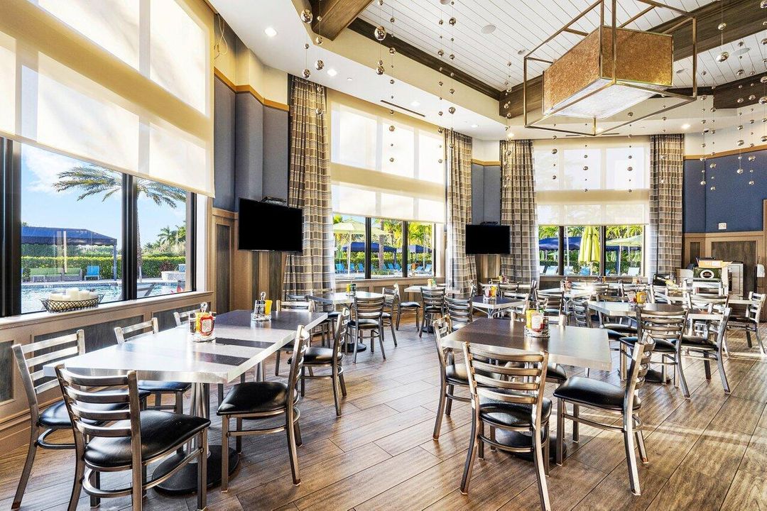 Под контрактом: $1,530,000 (4 спален, 3 ванн, 3249 Квадратных фут)