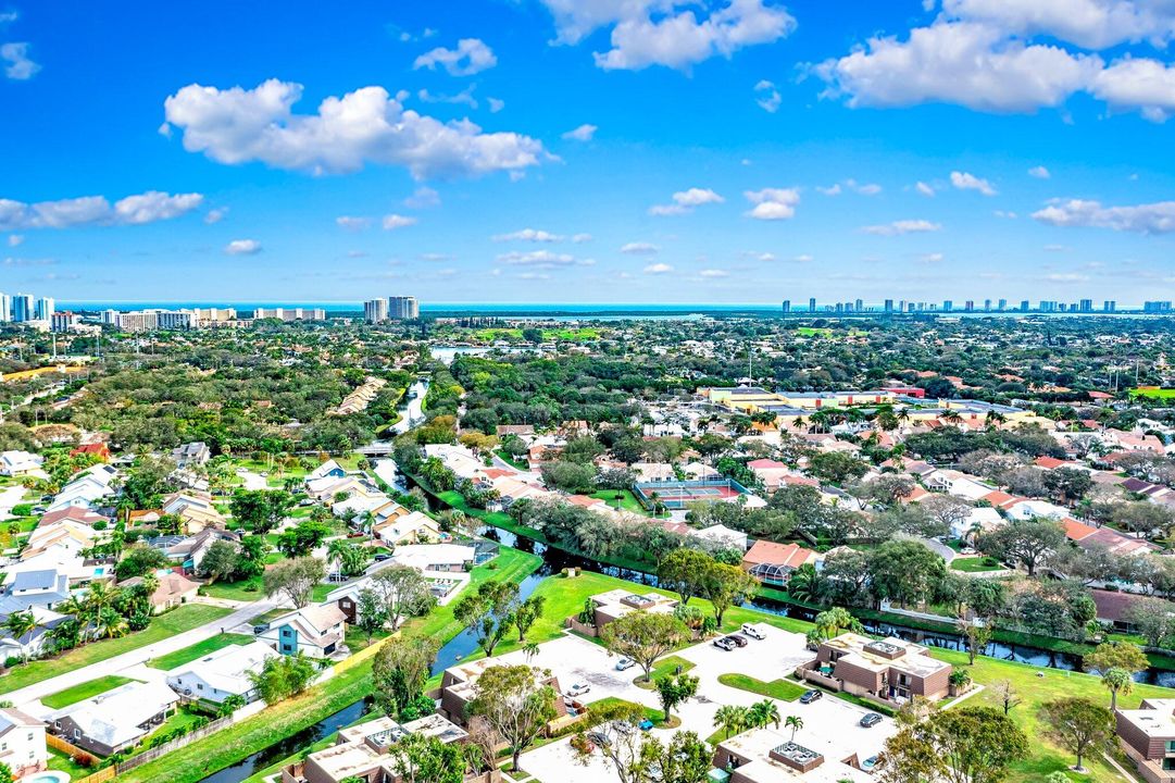 Под контрактом: $300,000 (2 спален, 2 ванн, 1236 Квадратных фут)