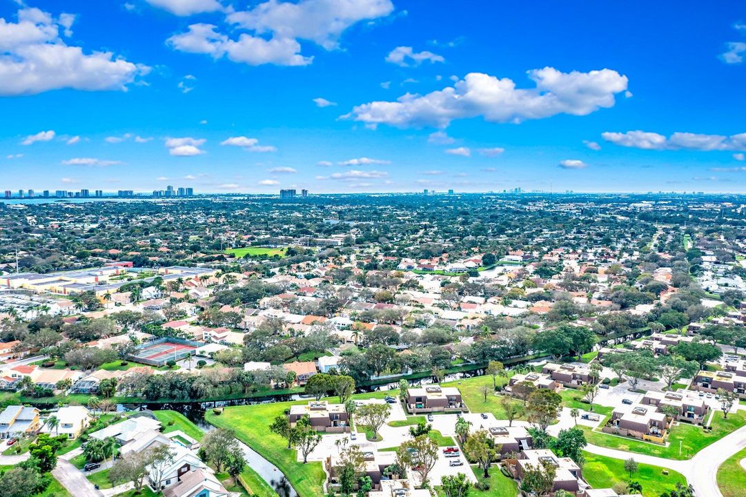 Под контрактом: $300,000 (2 спален, 2 ванн, 1236 Квадратных фут)