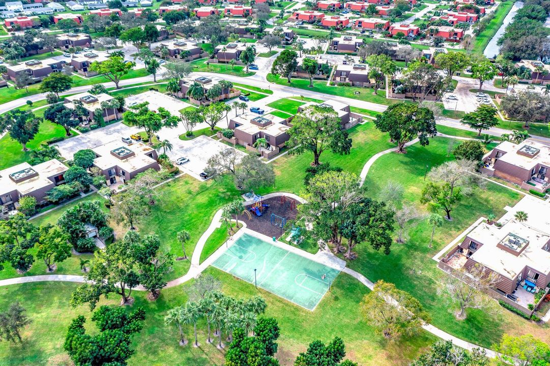 Под контрактом: $300,000 (2 спален, 2 ванн, 1236 Квадратных фут)