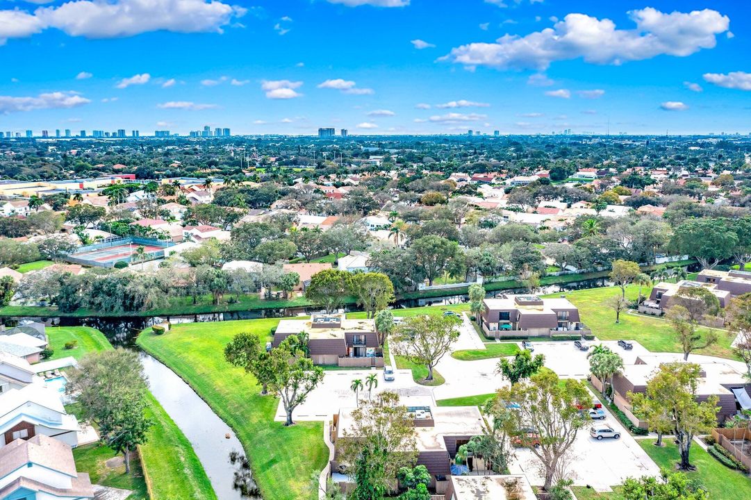 Под контрактом: $300,000 (2 спален, 2 ванн, 1236 Квадратных фут)