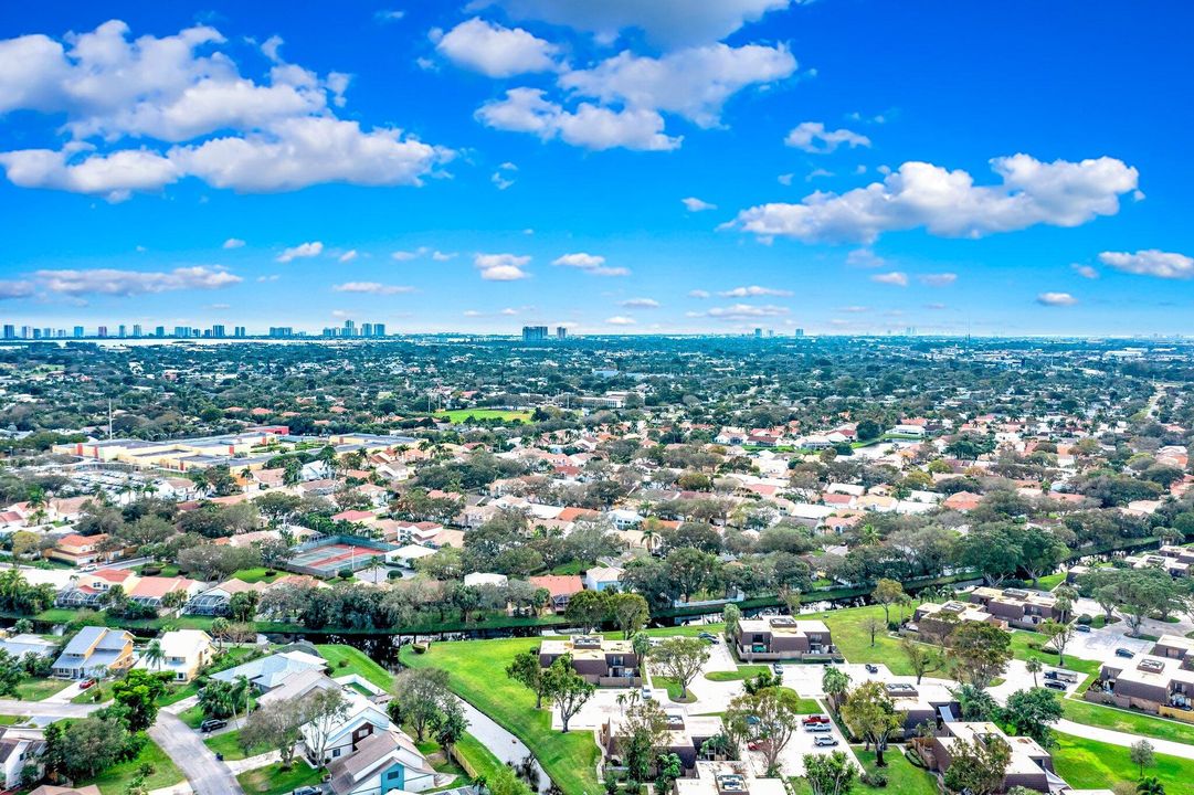 Под контрактом: $300,000 (2 спален, 2 ванн, 1236 Квадратных фут)