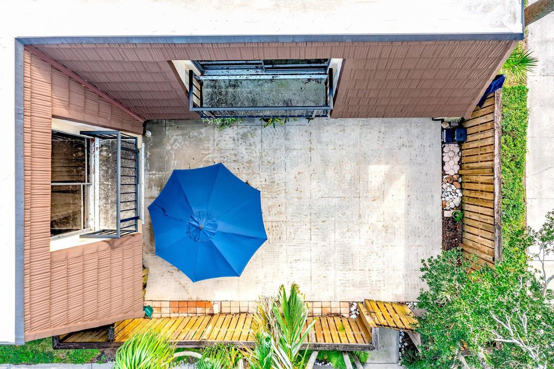 Под контрактом: $300,000 (2 спален, 2 ванн, 1236 Квадратных фут)