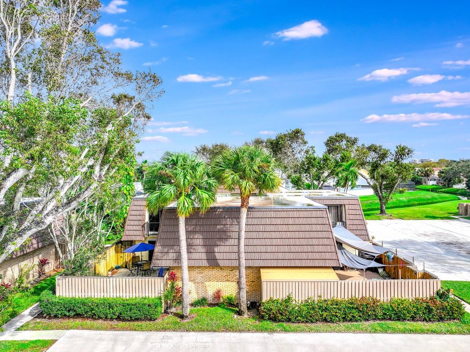 Под контрактом: $300,000 (2 спален, 2 ванн, 1236 Квадратных фут)