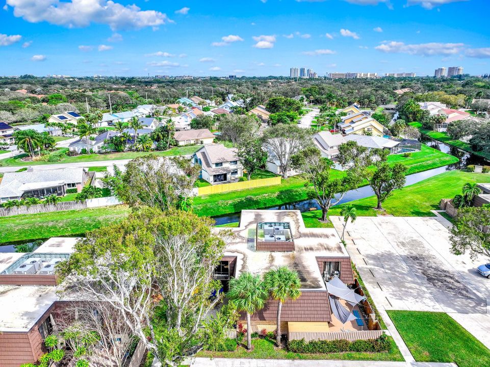 Под контрактом: $300,000 (2 спален, 2 ванн, 1236 Квадратных фут)