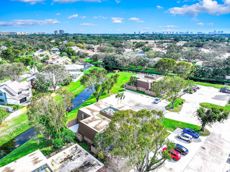 Под контрактом: $300,000 (2 спален, 2 ванн, 1236 Квадратных фут)