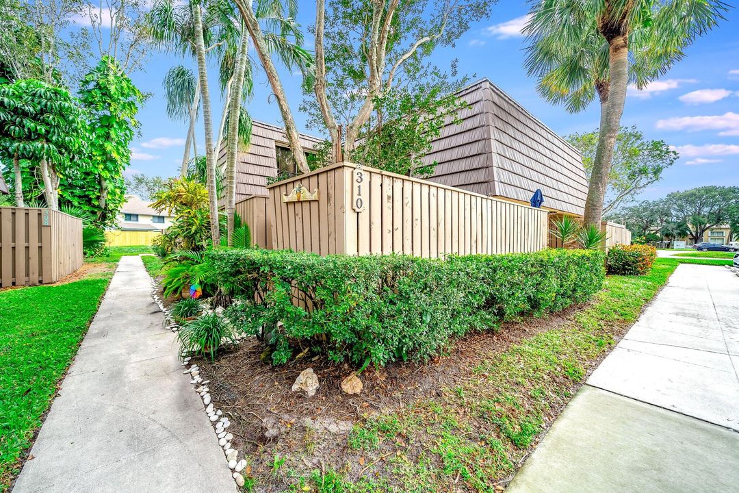 Под контрактом: $300,000 (2 спален, 2 ванн, 1236 Квадратных фут)