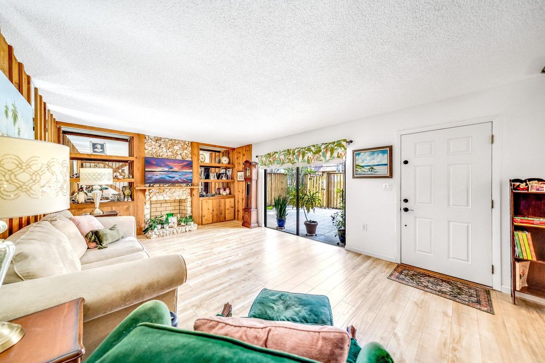 Под контрактом: $300,000 (2 спален, 2 ванн, 1236 Квадратных фут)