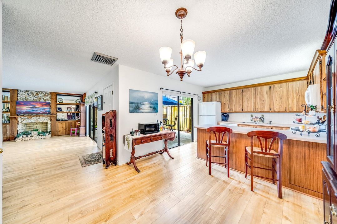 Под контрактом: $300,000 (2 спален, 2 ванн, 1236 Квадратных фут)