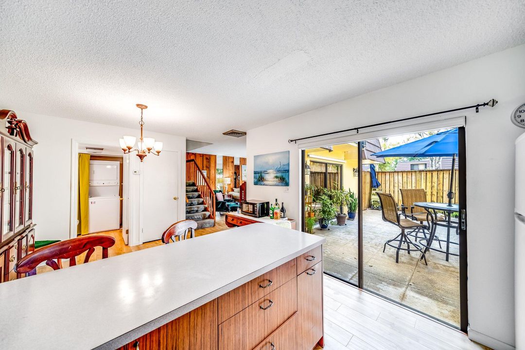 Под контрактом: $300,000 (2 спален, 2 ванн, 1236 Квадратных фут)