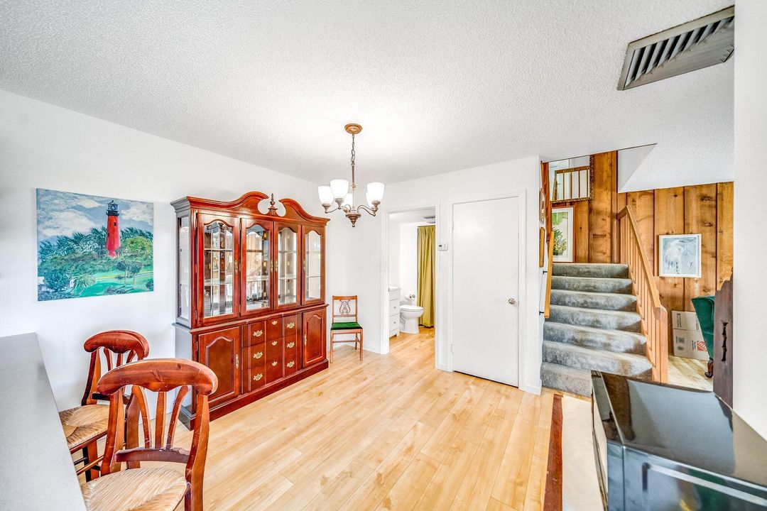 Под контрактом: $300,000 (2 спален, 2 ванн, 1236 Квадратных фут)