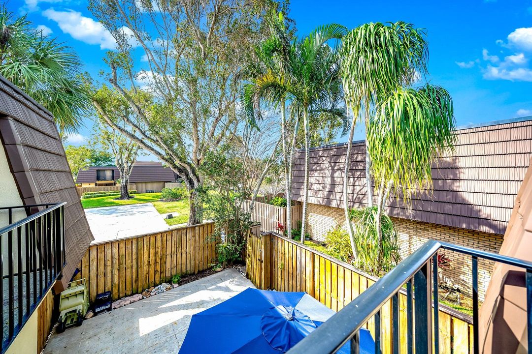 Под контрактом: $300,000 (2 спален, 2 ванн, 1236 Квадратных фут)