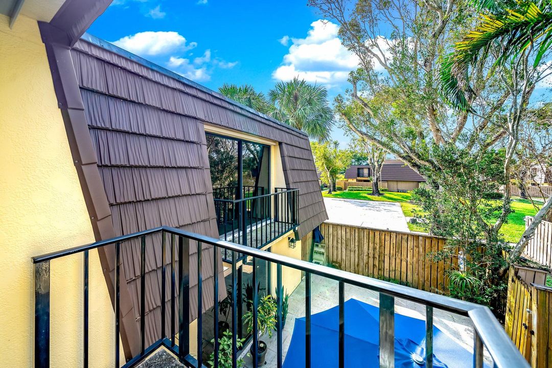 Под контрактом: $300,000 (2 спален, 2 ванн, 1236 Квадратных фут)