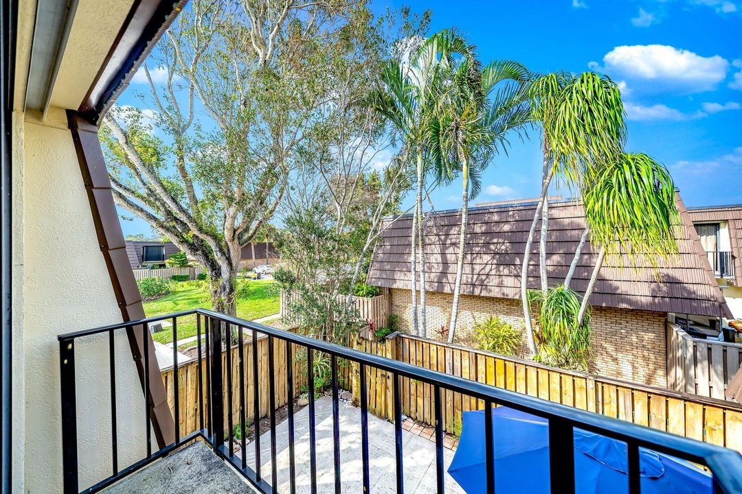 Под контрактом: $300,000 (2 спален, 2 ванн, 1236 Квадратных фут)