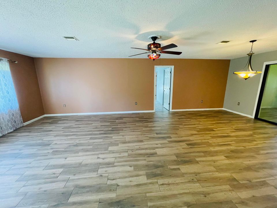 待售: $277,998 (2 贝兹, 2 浴室, 1550 平方英尺)