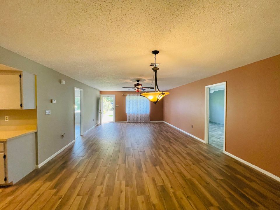 待售: $277,998 (2 贝兹, 2 浴室, 1550 平方英尺)