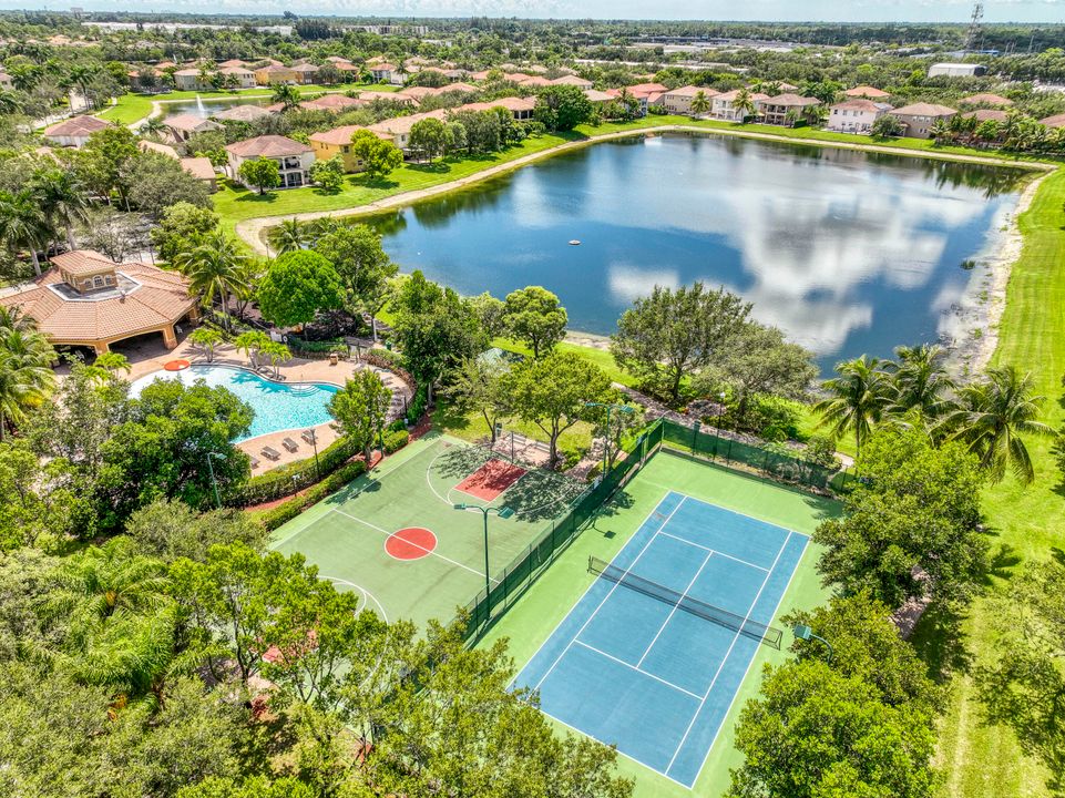 For Sale: $799,000 (5 beds, 4 baths, 3393 Square Feet)