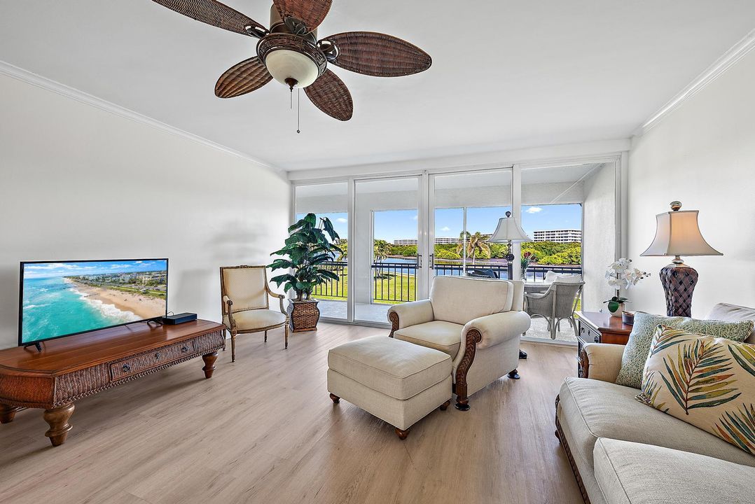 Active With Contract: $1,095,000 (2 beds, 2 baths, 1168 Square Feet)