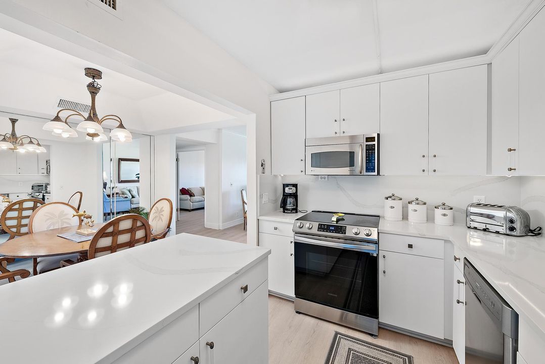 Active With Contract: $1,095,000 (2 beds, 2 baths, 1168 Square Feet)