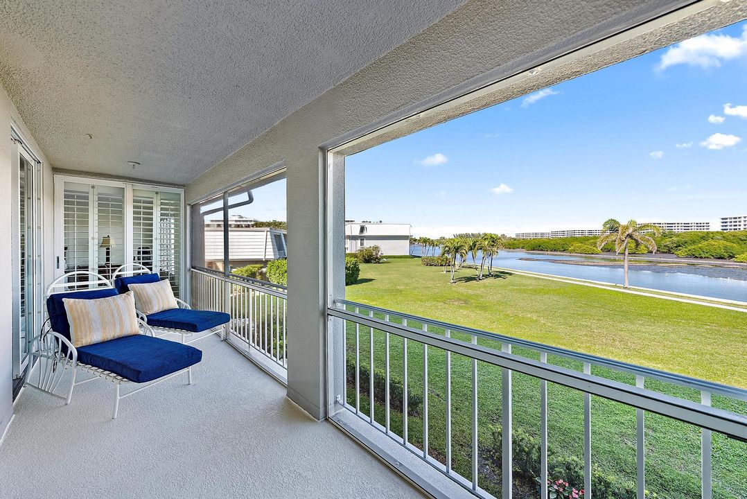 Active With Contract: $1,095,000 (2 beds, 2 baths, 1168 Square Feet)