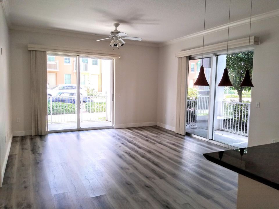 合同活跃: $2,750 (2 贝兹, 2 浴室, 1350 平方英尺)