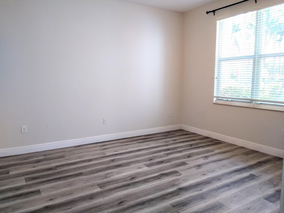 合同活跃: $2,750 (2 贝兹, 2 浴室, 1350 平方英尺)