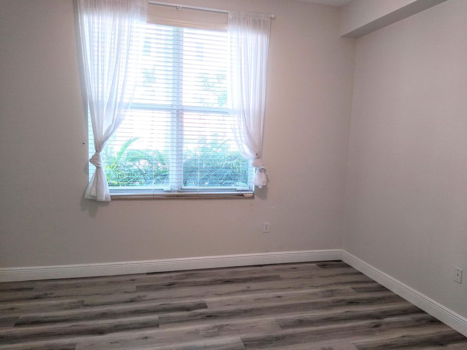 合同活跃: $2,750 (2 贝兹, 2 浴室, 1350 平方英尺)