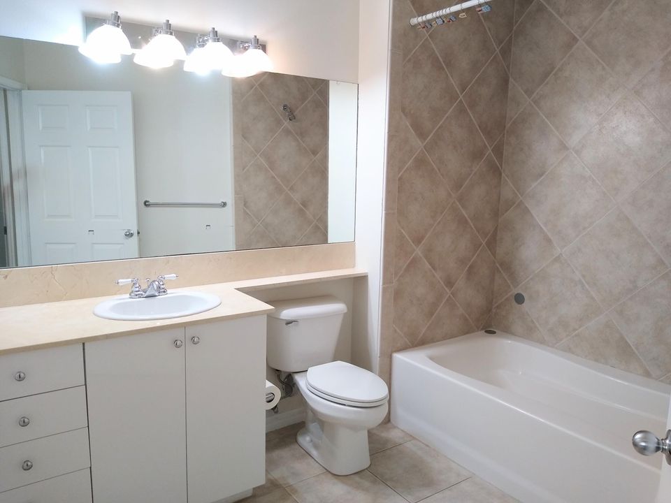 合同活跃: $2,750 (2 贝兹, 2 浴室, 1350 平方英尺)