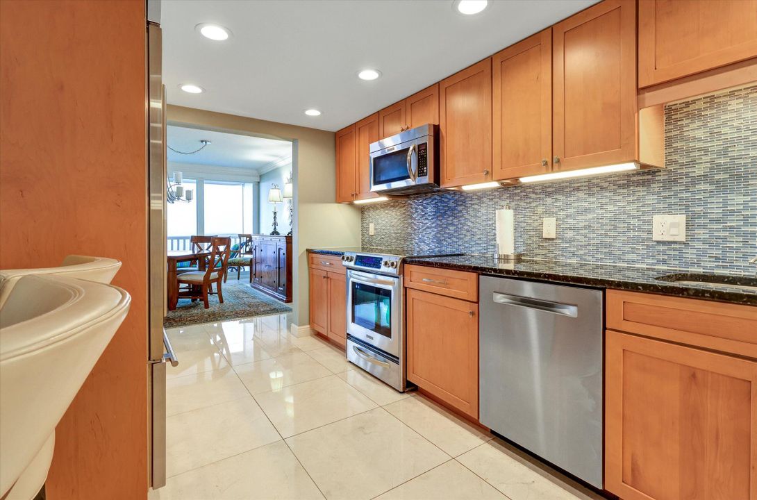 Active With Contract: $1,200,000 (2 beds, 2 baths, 1970 Square Feet)