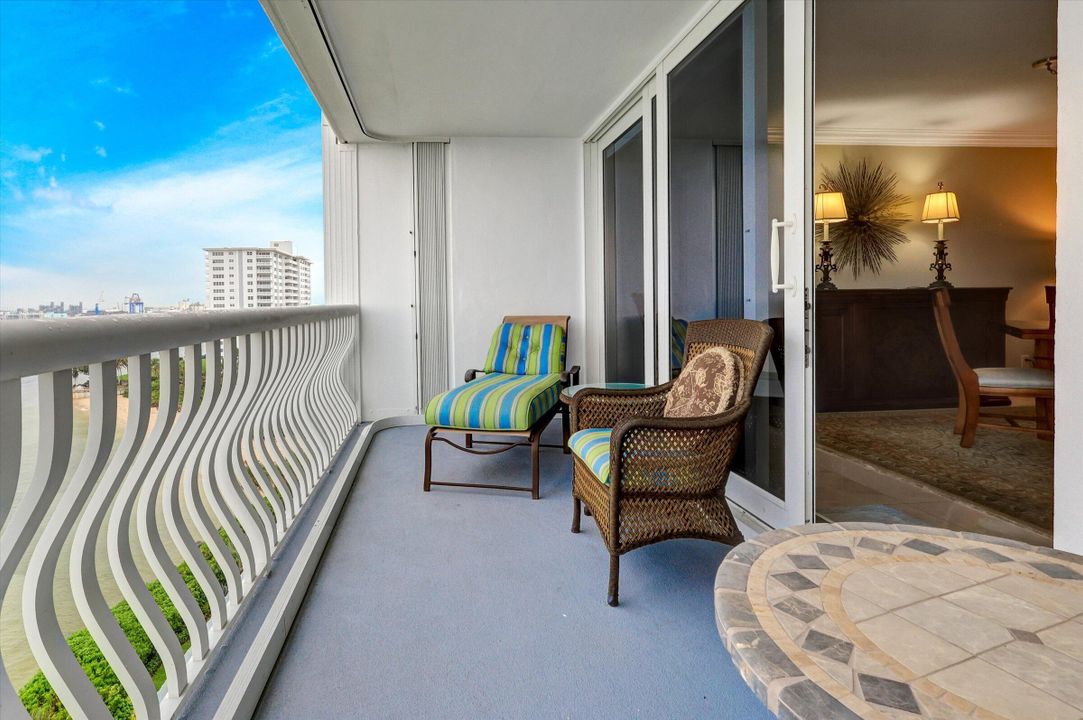 Active With Contract: $1,200,000 (2 beds, 2 baths, 1970 Square Feet)