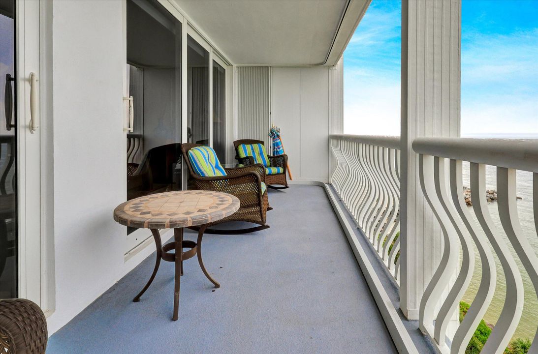 Active With Contract: $1,200,000 (2 beds, 2 baths, 1970 Square Feet)