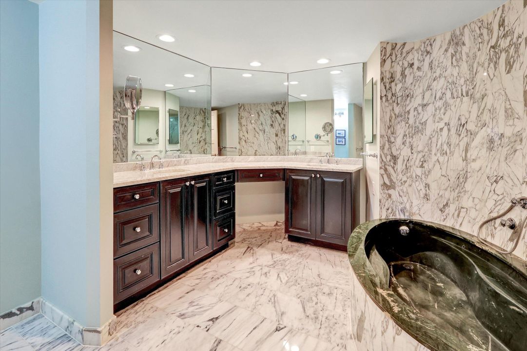 Active With Contract: $1,200,000 (2 beds, 2 baths, 1970 Square Feet)