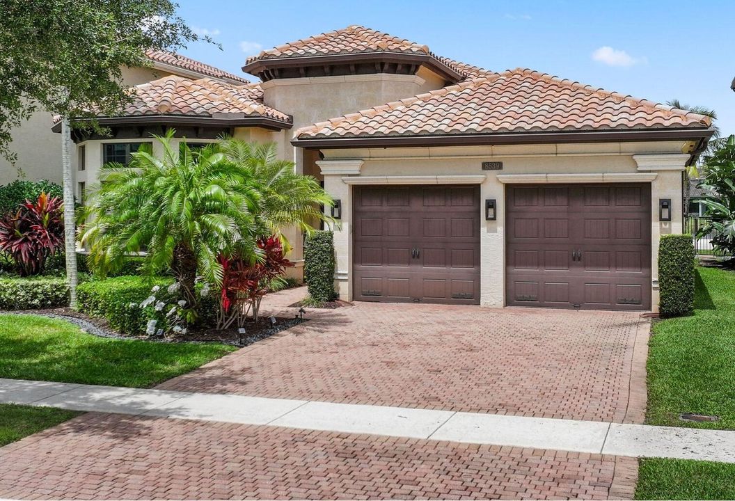 Activo con contrato: $1,575,000 (3 camas, 3 baños, 3249 Pies cuadrados)