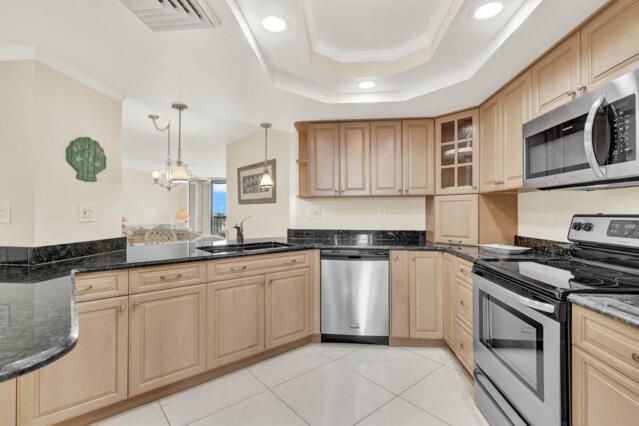 For Sale: $405,000 (2 beds, 2 baths, 1228 Square Feet)