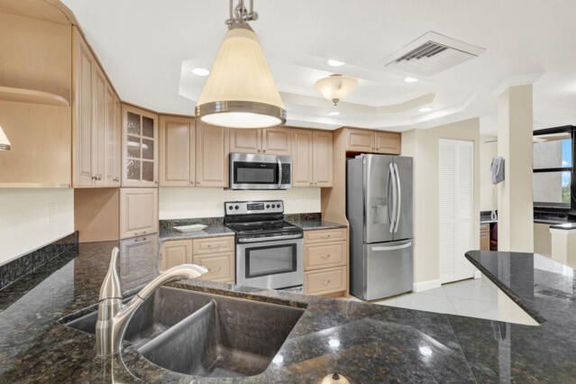For Sale: $405,000 (2 beds, 2 baths, 1228 Square Feet)