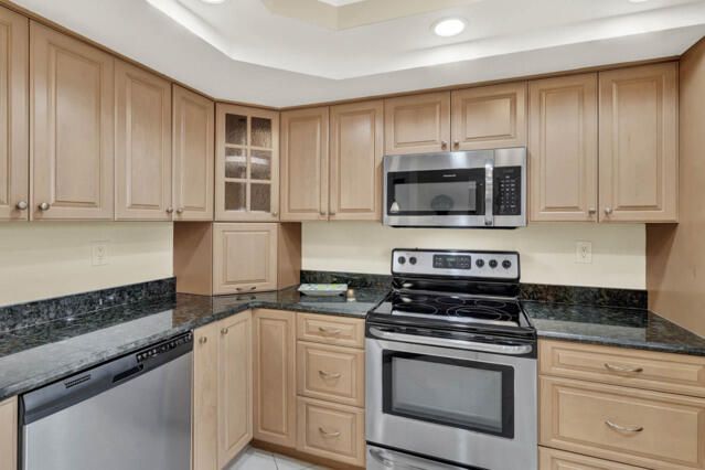 For Sale: $405,000 (2 beds, 2 baths, 1228 Square Feet)